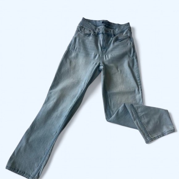 Calvin Klein Denim - Calvin Klein Women's Straight Leg Jeans - Light‎ Blue